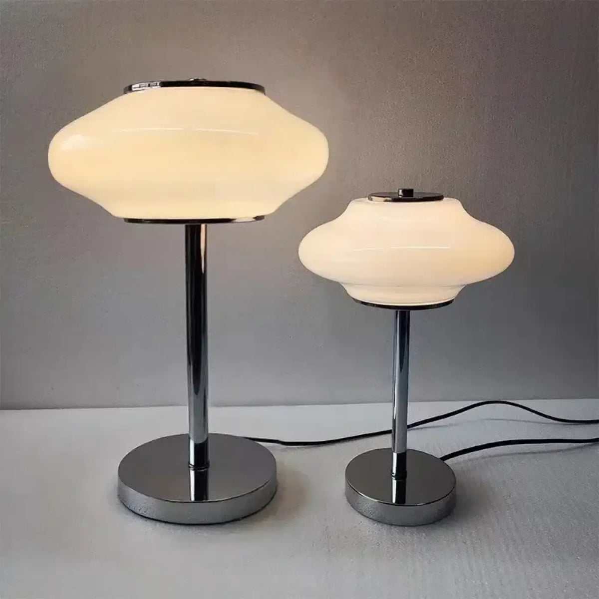 Lampe à poser vintage, large abat-jour en verre blanc