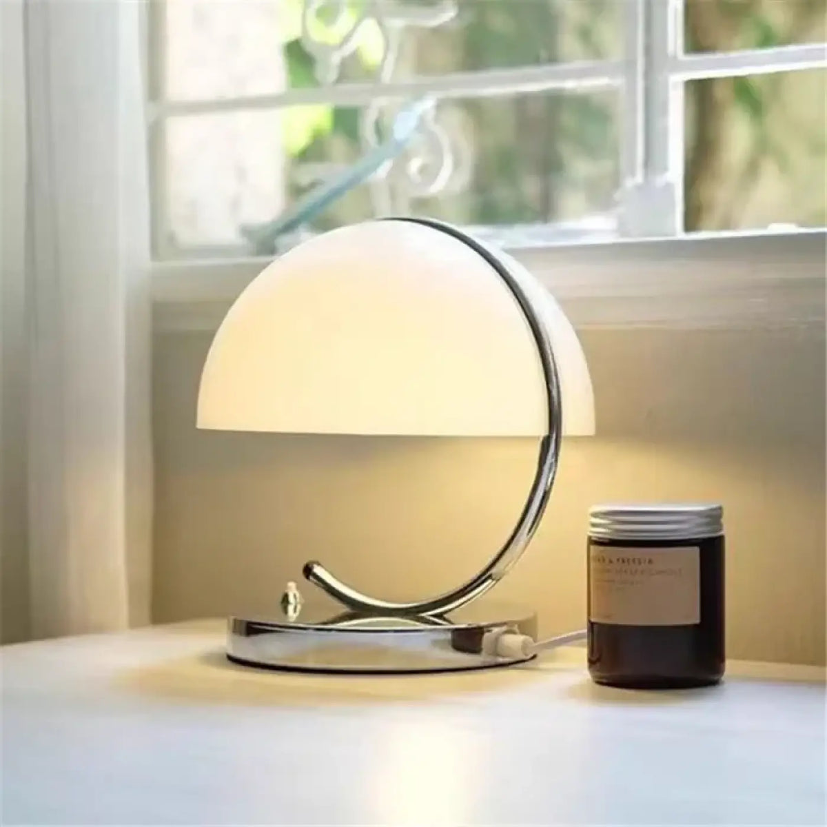 Lampe à poser à abat-jour en verre et base métallique, trois coloris, blanc