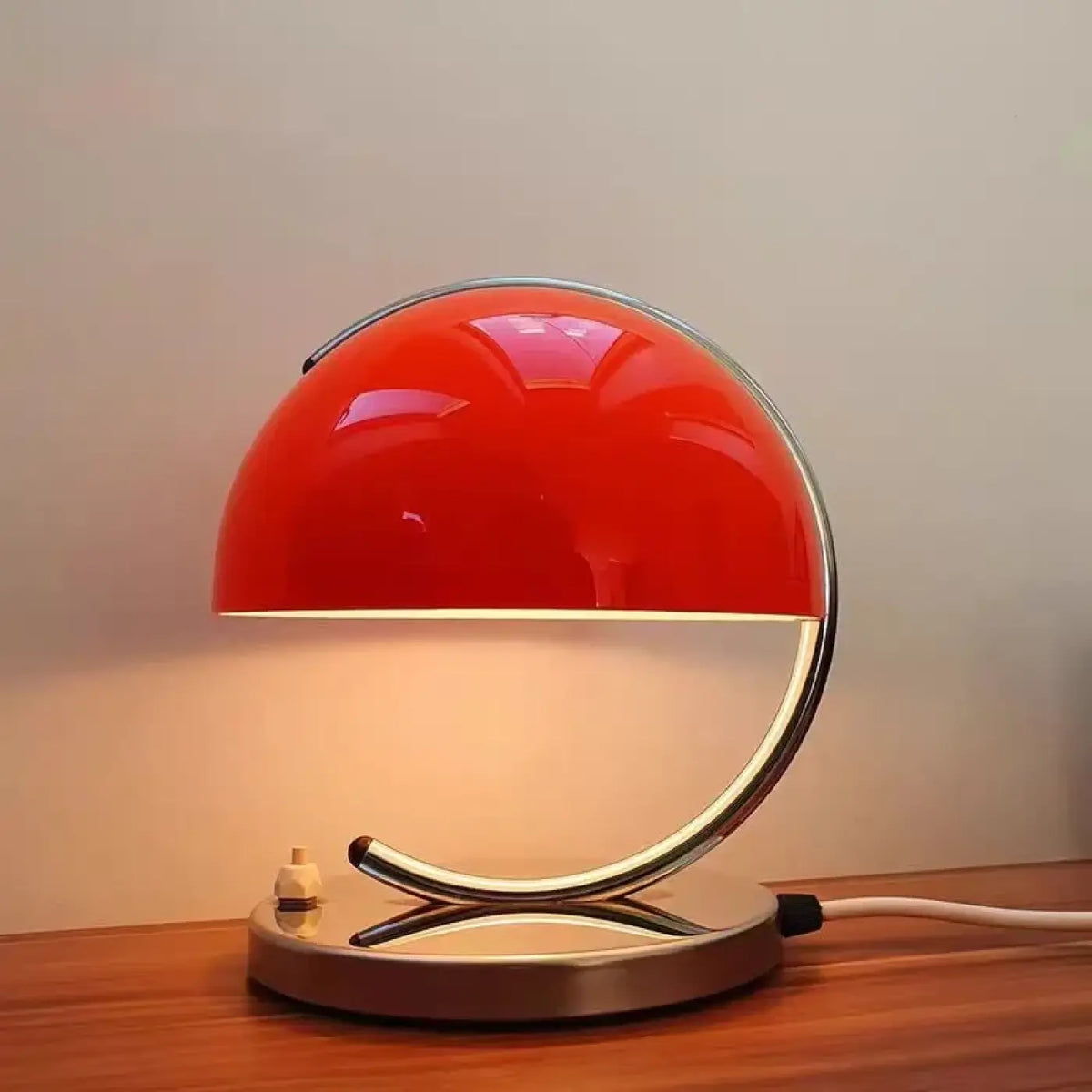 Lampe à poser à abat-jour en verre et base métallique, trois coloris, rouge