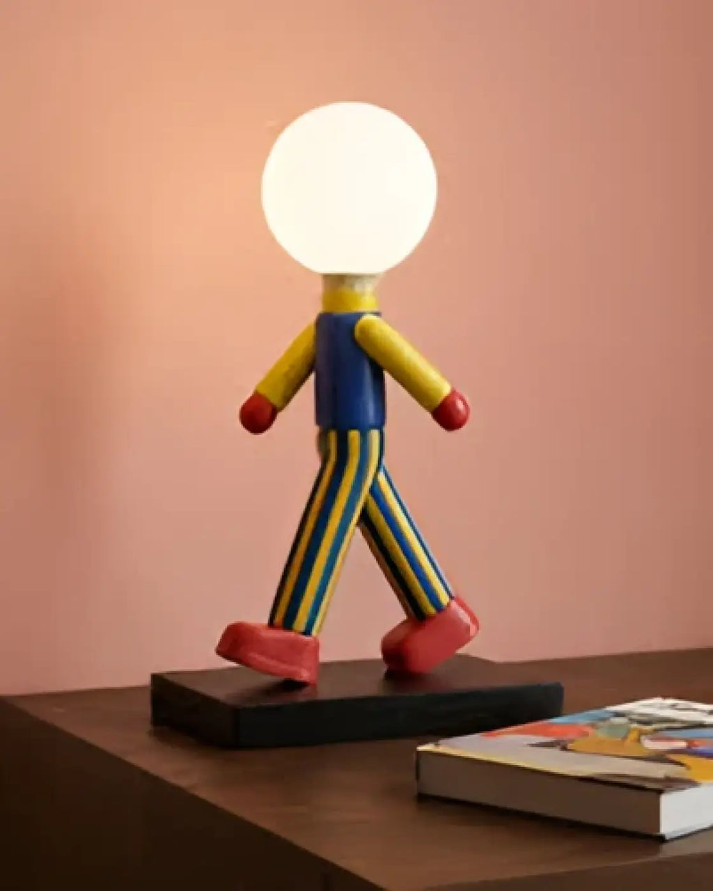 Lampe à poser figurine colorée portant un globe lumineux