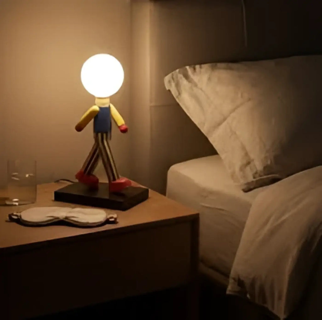 Lampe à poser figurine colorée portant un globe lumineux