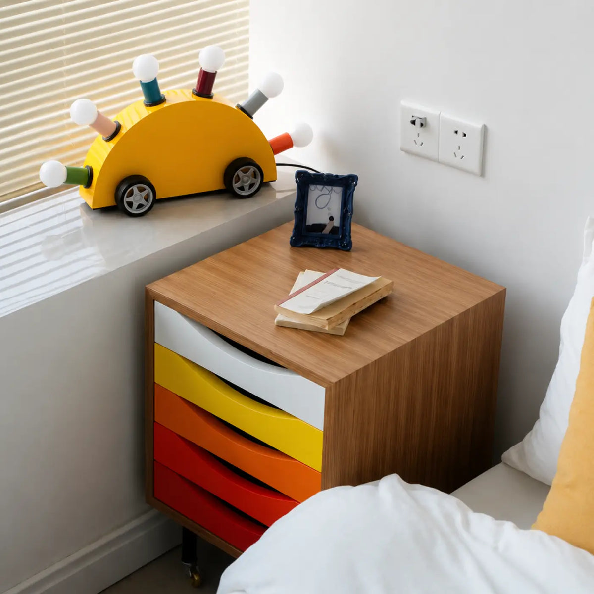 Lampe à poser en forme de voiture, ampoules colorées