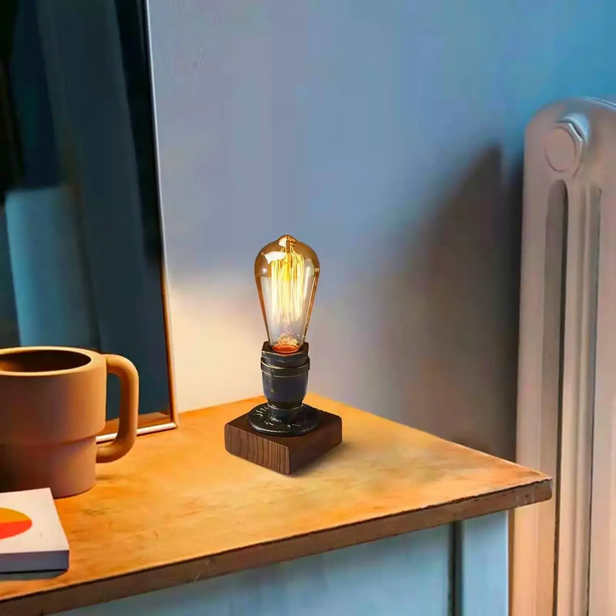 Lampe à poser industrielle à ampoule filament, socle en bois