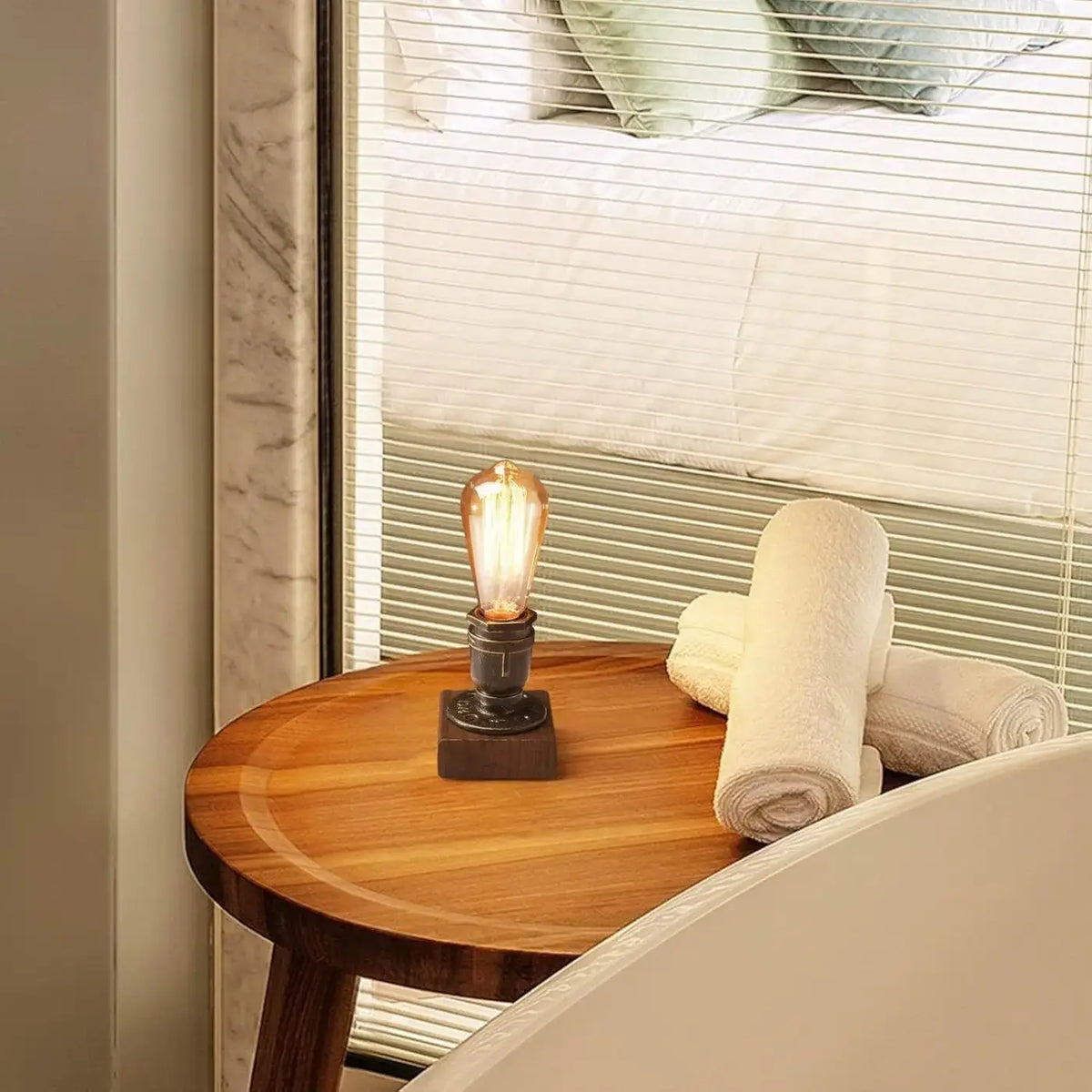 Lampe à poser industrielle à ampoule filament, socle en bois