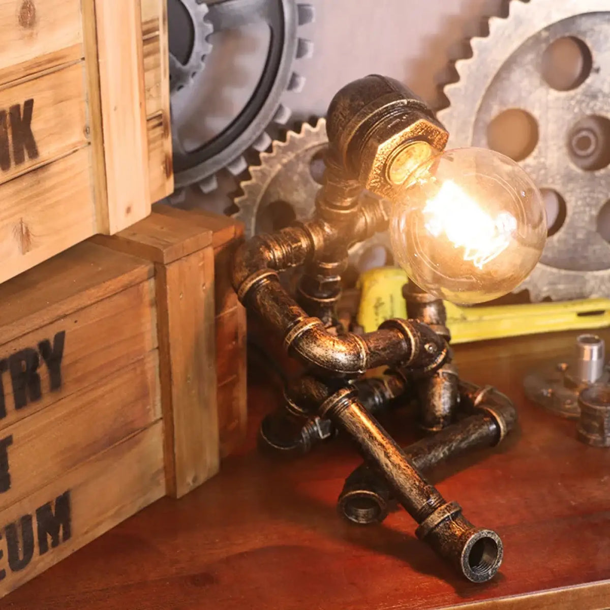 Lampe steampunk en forme de personnage, métal vieilli