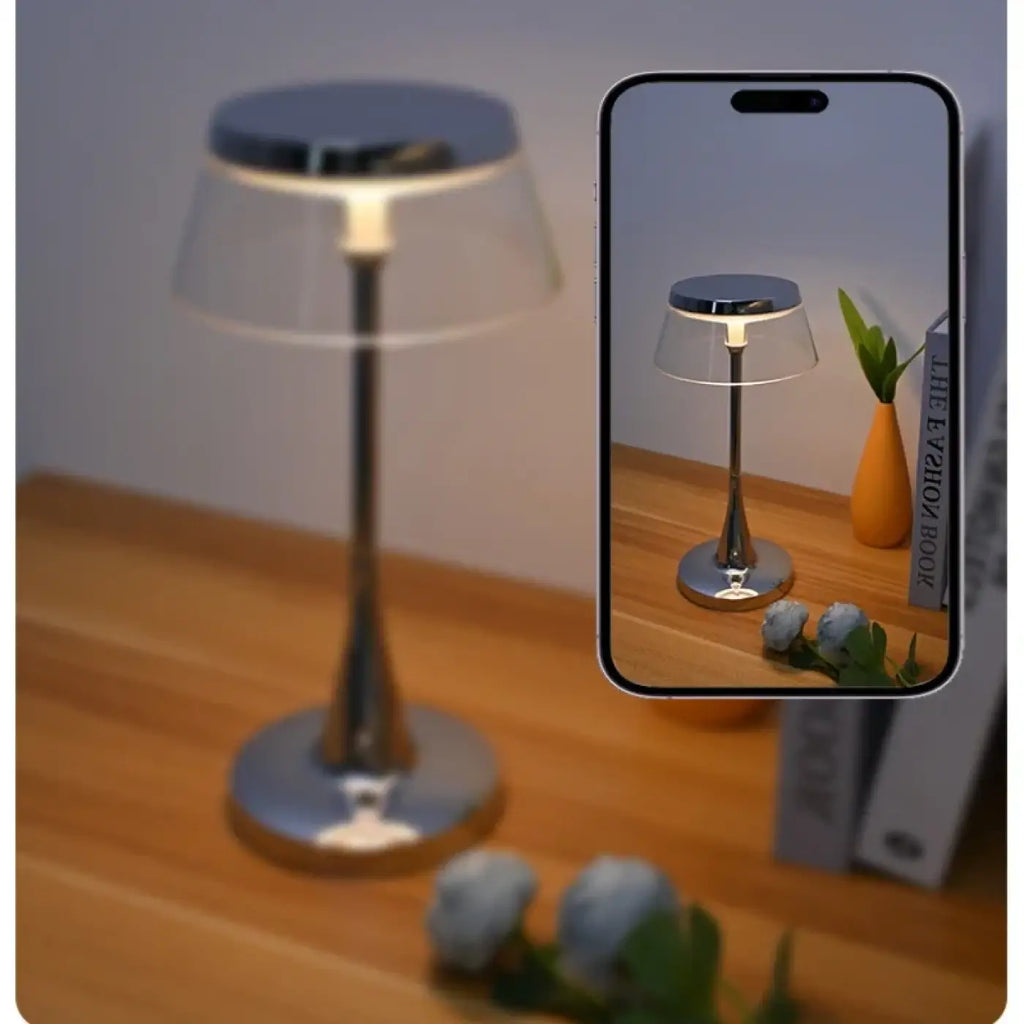 Lampe de table à base chromée et abat-jour transparent