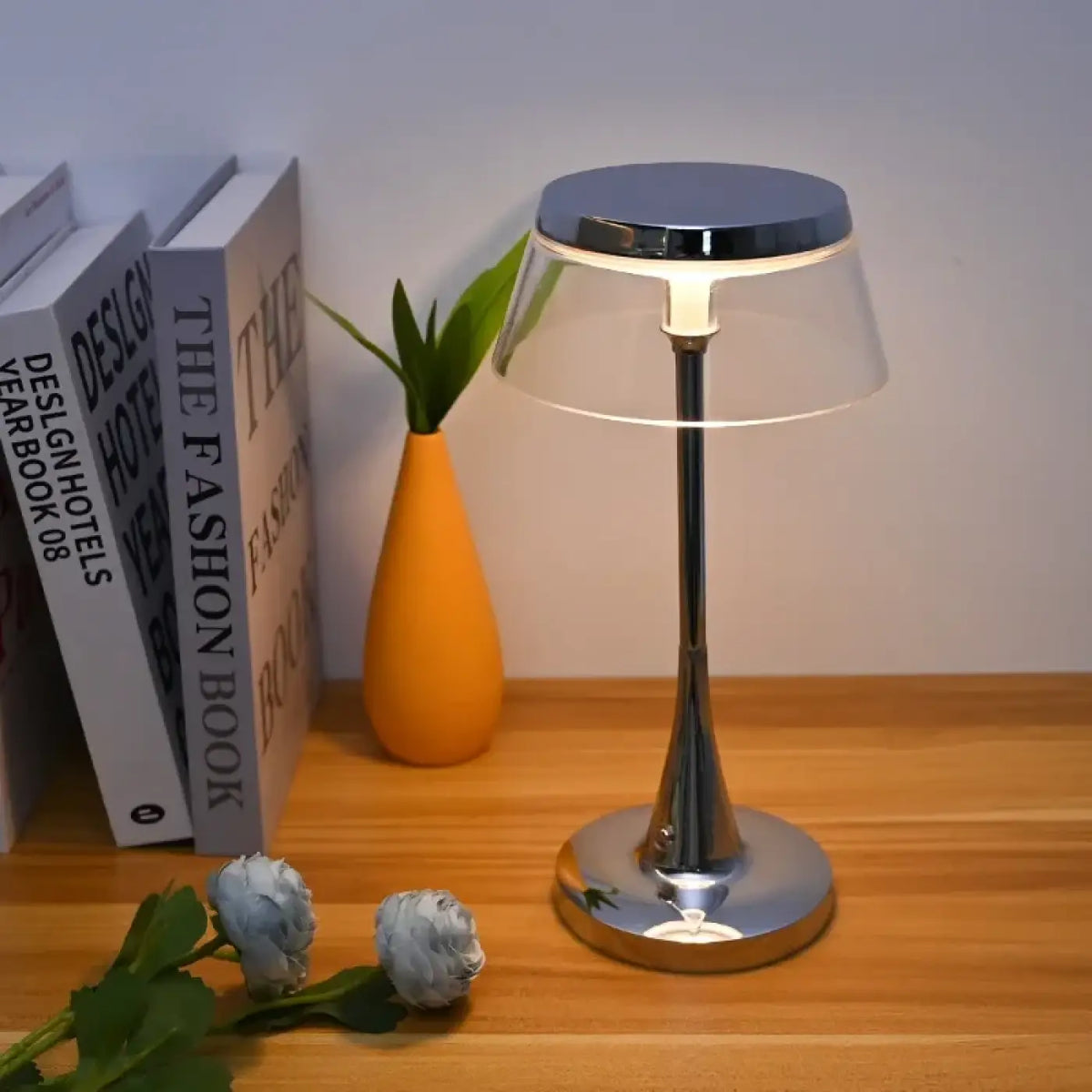 Lampe de table à base chromée et abat-jour transparent, gris