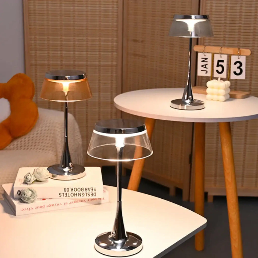 Lampe de table à base chromée et abat-jour transparent