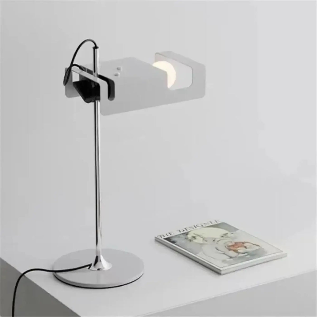 Lampe à poser moderne aux lignes graphiques, noire ou blanche, blanc