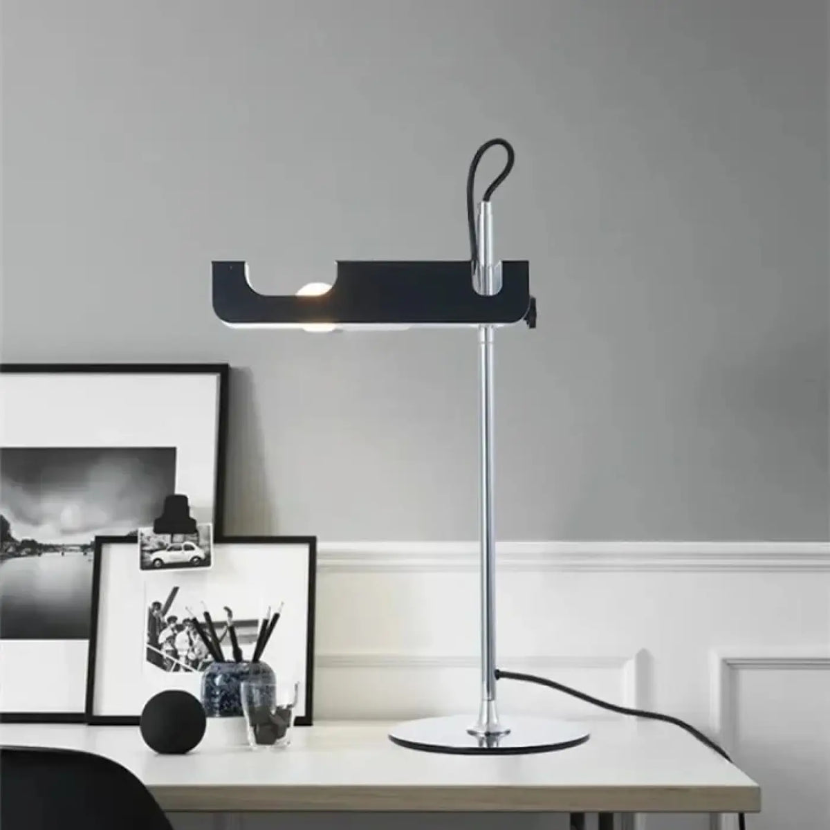 Lampe à poser moderne aux lignes graphiques, noire ou blanche, noir