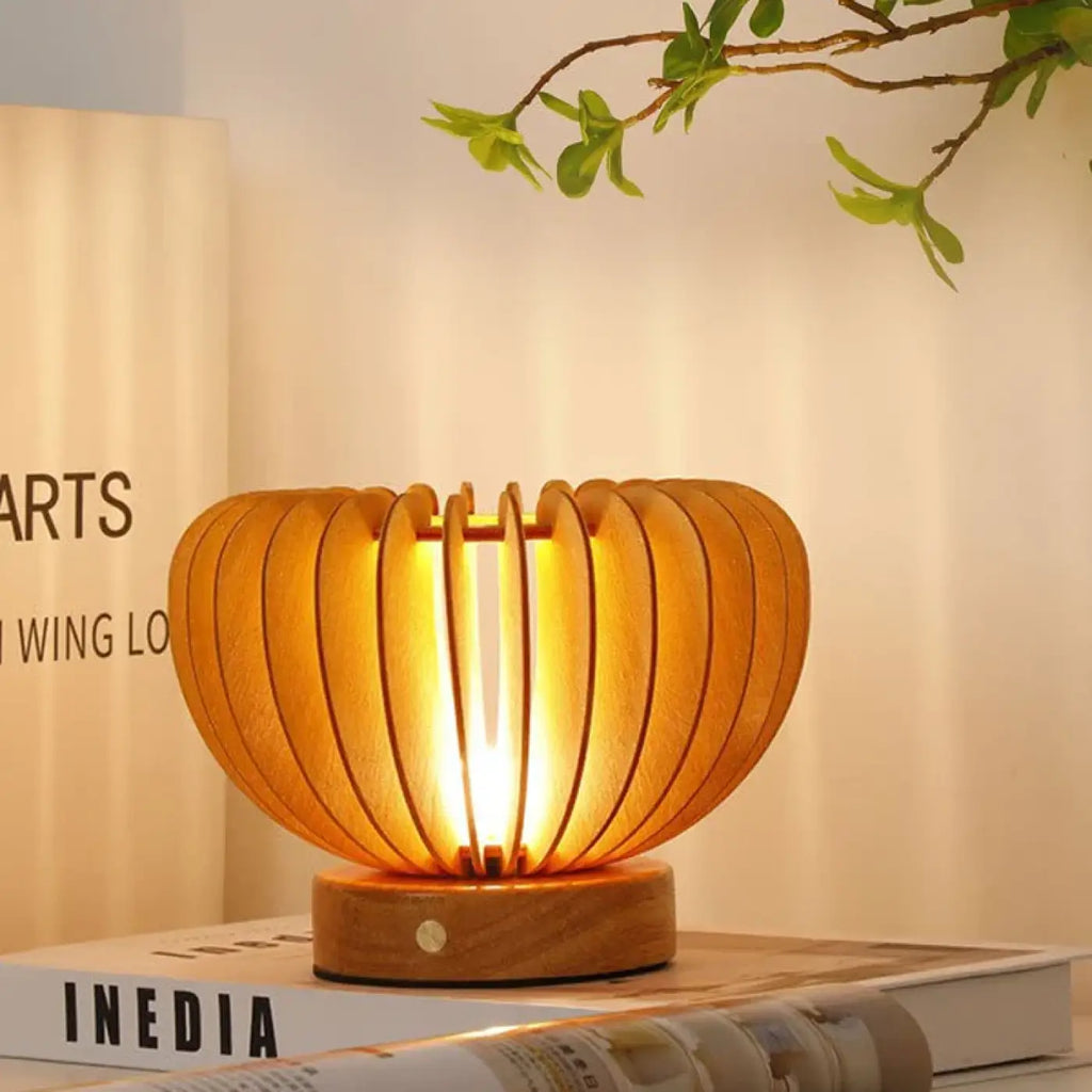 Lampe de table en bois aux formes organiques