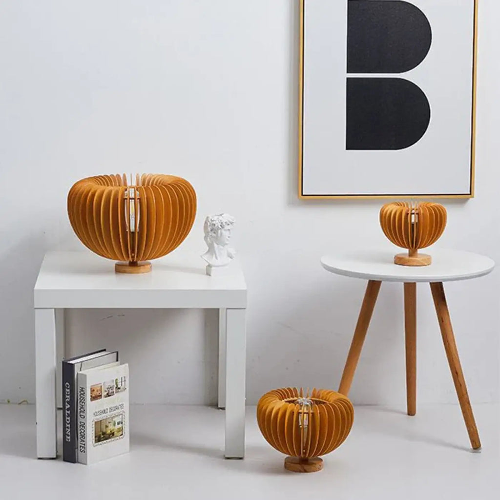 Lampe de table en bois aux formes organiques