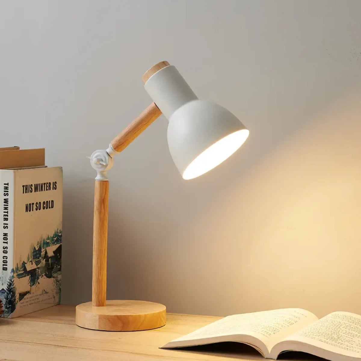Lampe à poser à bras articulé et bois naturel, quatre coloris, blanc