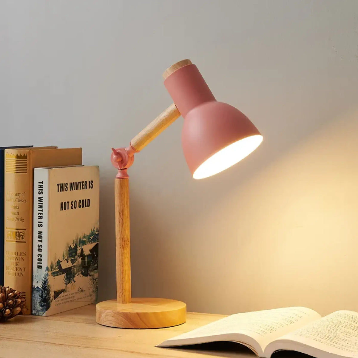 Lampe à poser à bras articulé et bois naturel, quatre coloris, rose