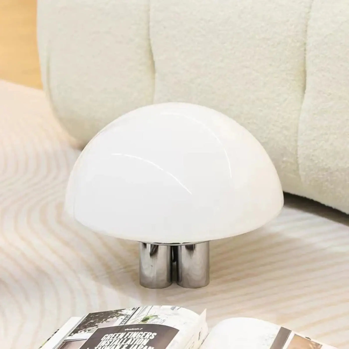 Lampe à poser épurée, abat-jour blanc en tissu, base en métal