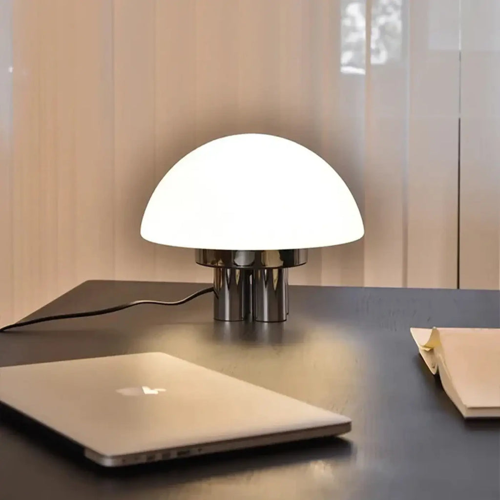 Lampe à poser épurée, abat-jour blanc en tissu, base en métal