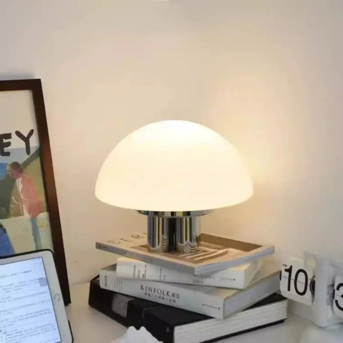 Lampe à poser épurée, abat-jour blanc en tissu, base en métal
