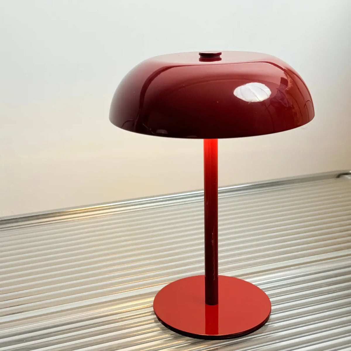 Lampe de table à dôme, silhouette fine, cinq coloris, rouge