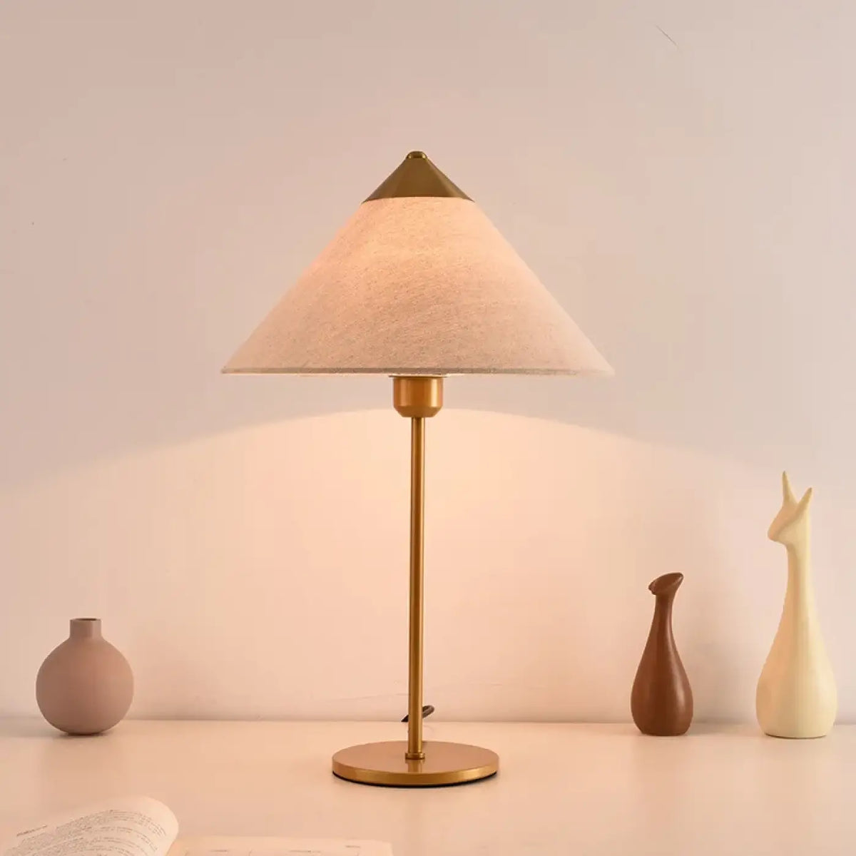 Lampe de table moderne à base dorée