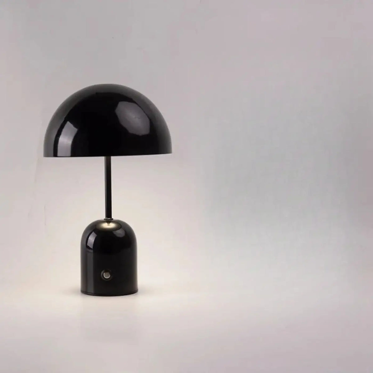 Lampe en métal à abat-jour demi-sphère, huit coloris, noir