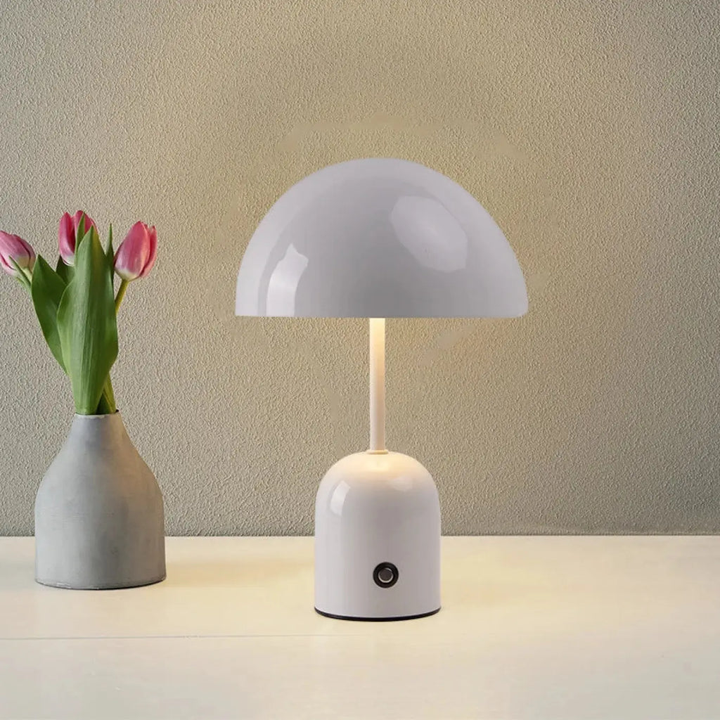 Lampe en métal à abat-jour demi-sphère, huit coloris
