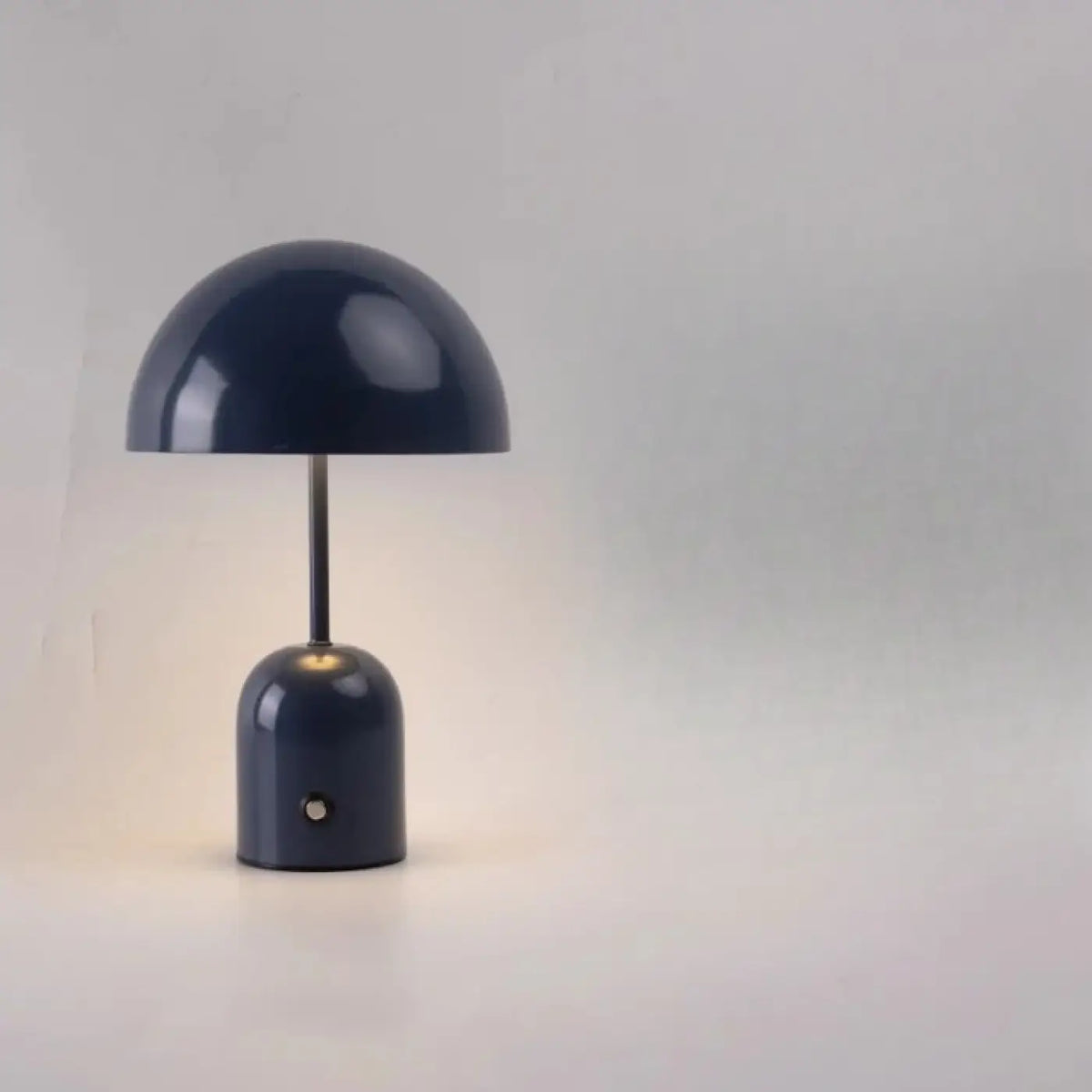Lampe en métal à abat-jour demi-sphère, huit coloris, violet