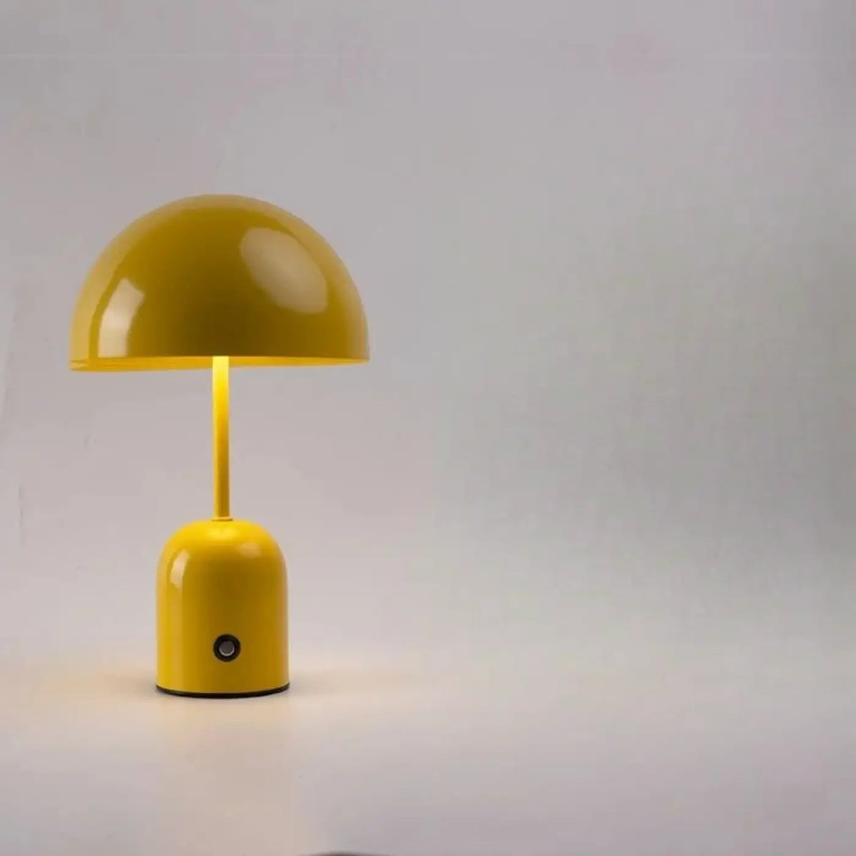 Lampe en métal à abat-jour demi-sphère, huit coloris, jaune
