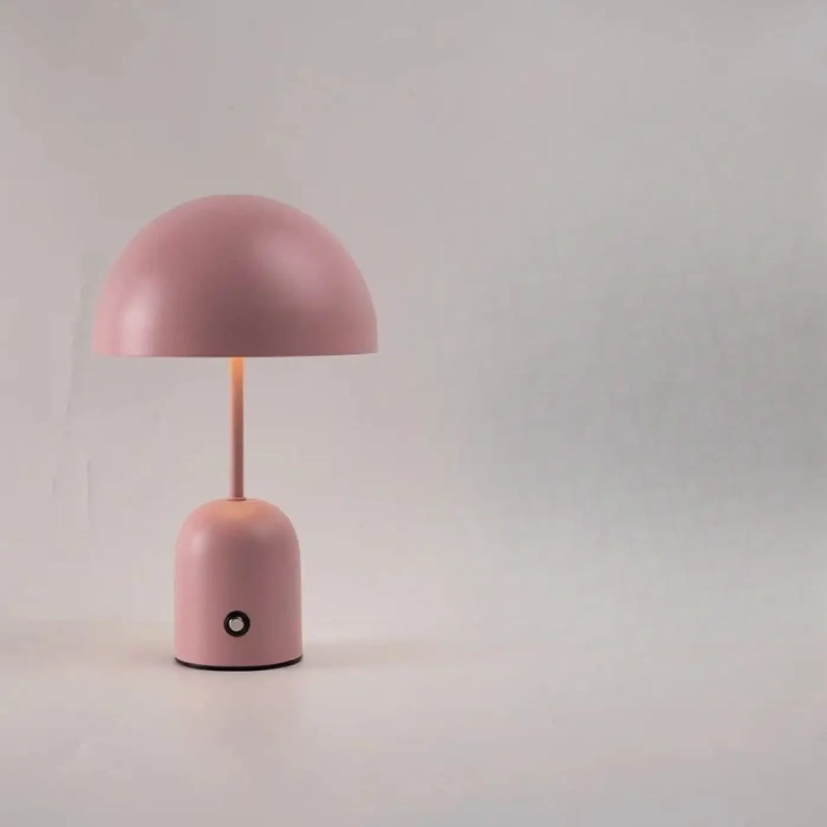 Lampe en métal à abat-jour demi-sphère, huit coloris, rose