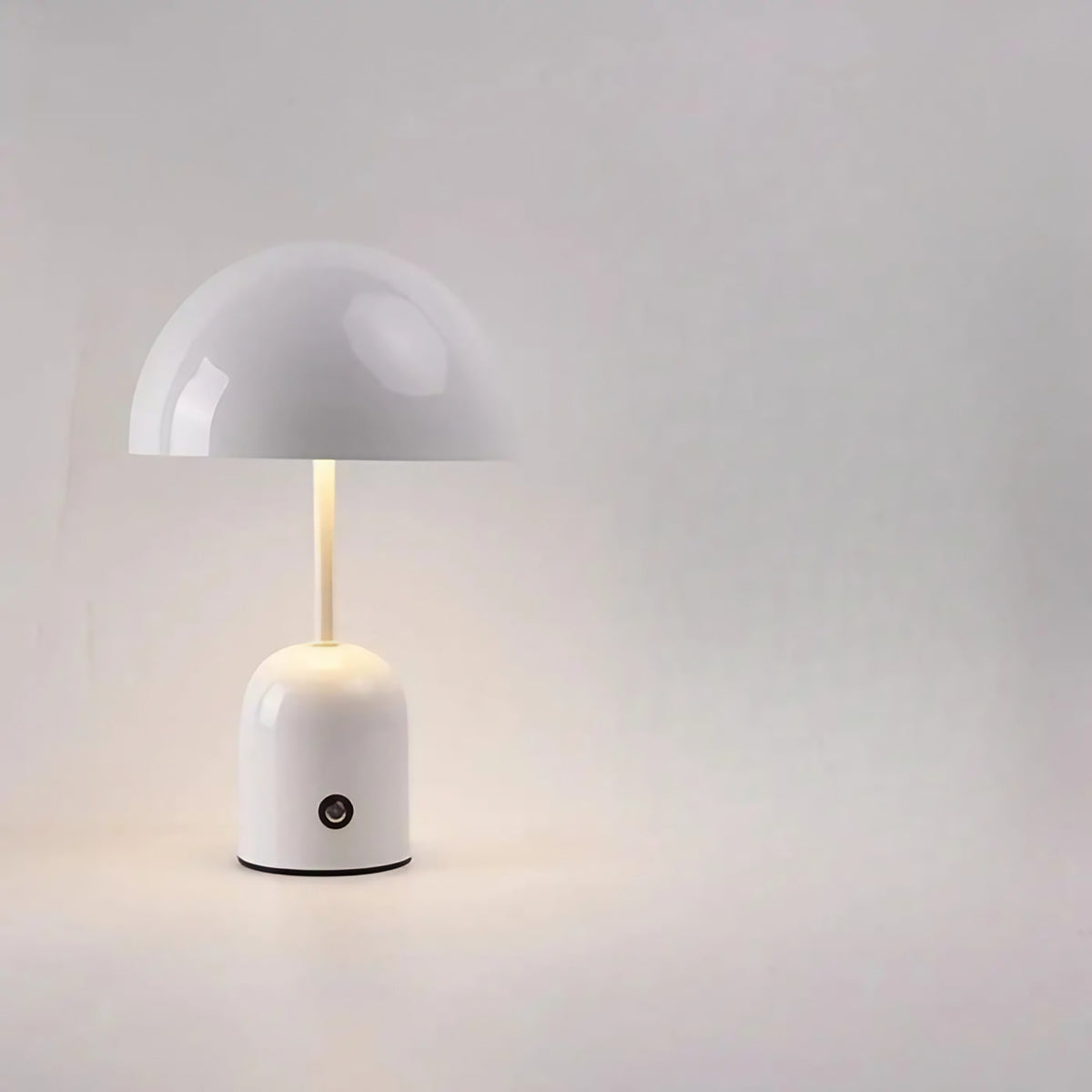 Lampe en métal à abat-jour demi-sphère, huit coloris, blanc