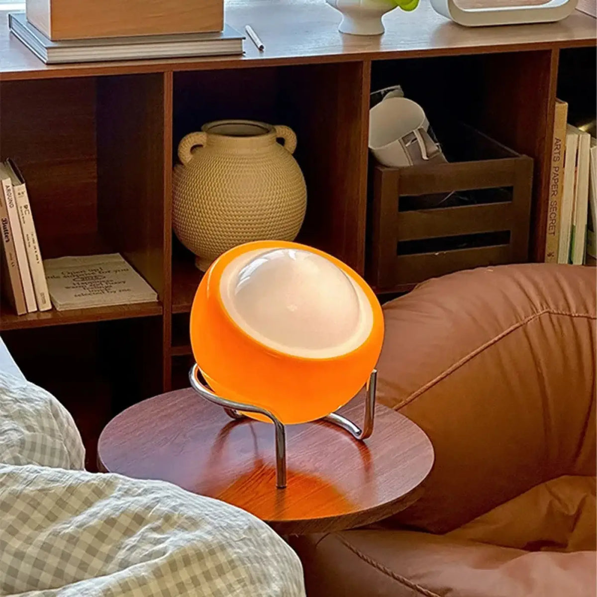 Lampe de table orange rétro, diffuseur opalin et pieds chromés