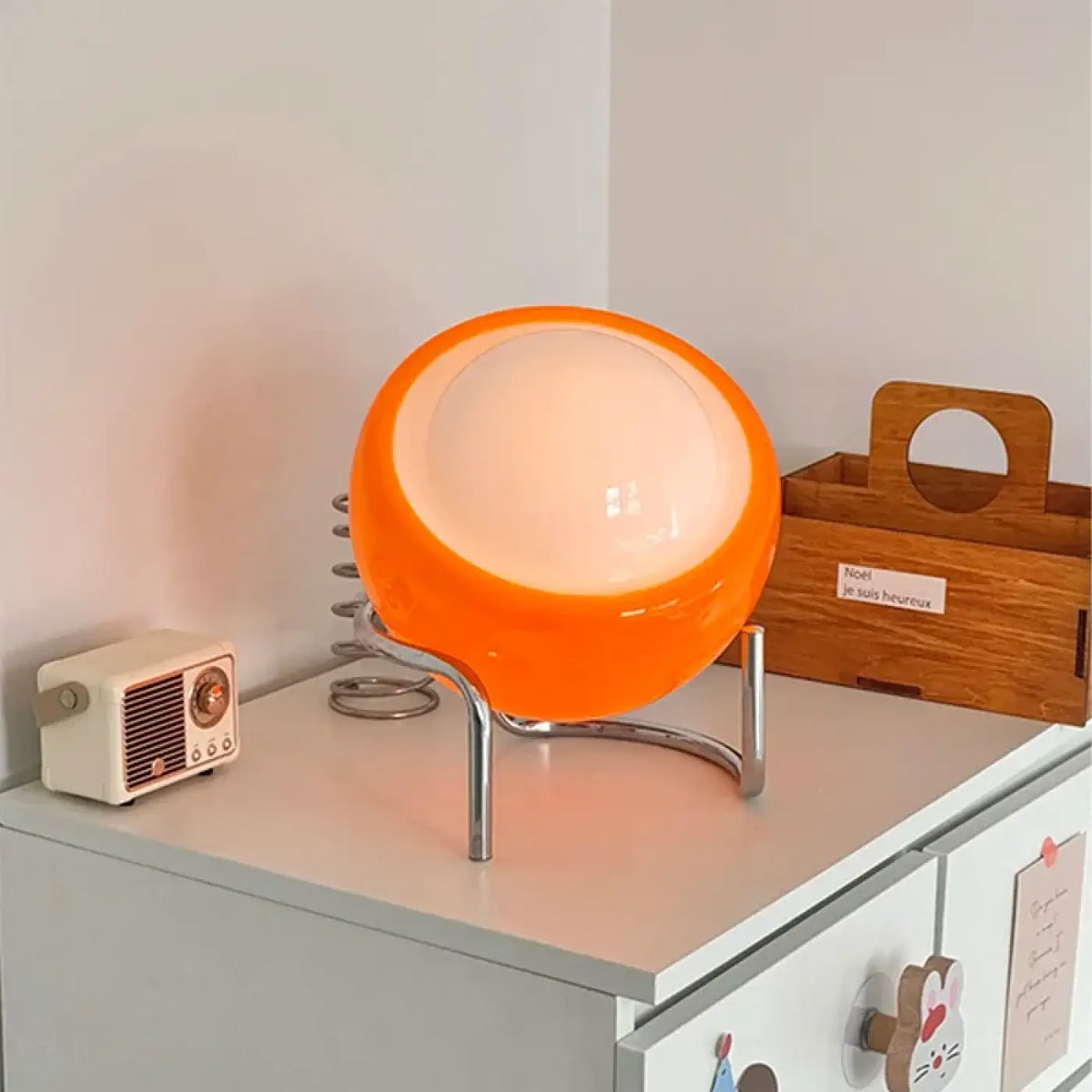 Lampe de table orange rétro, diffuseur opalin et pieds chromés