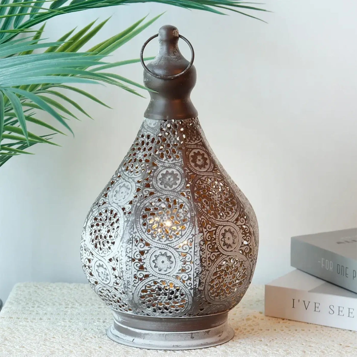 Lampe orientale en métal ajouré, style lanterne marocaine