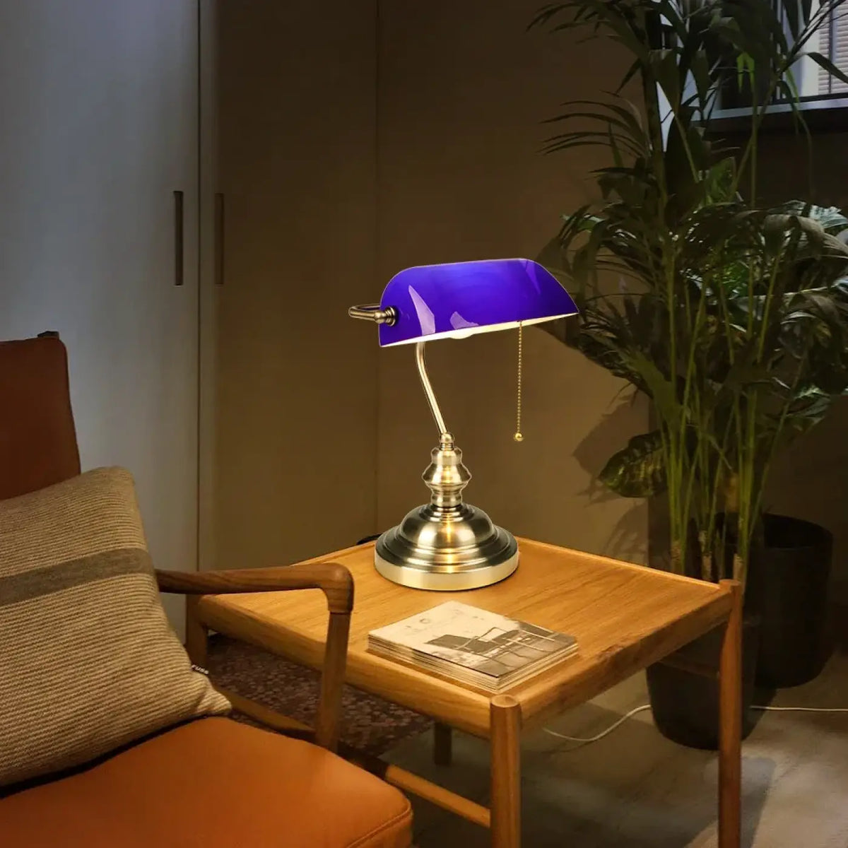 Lampe de table rétro, finition effet laiton et abat-jour coloré