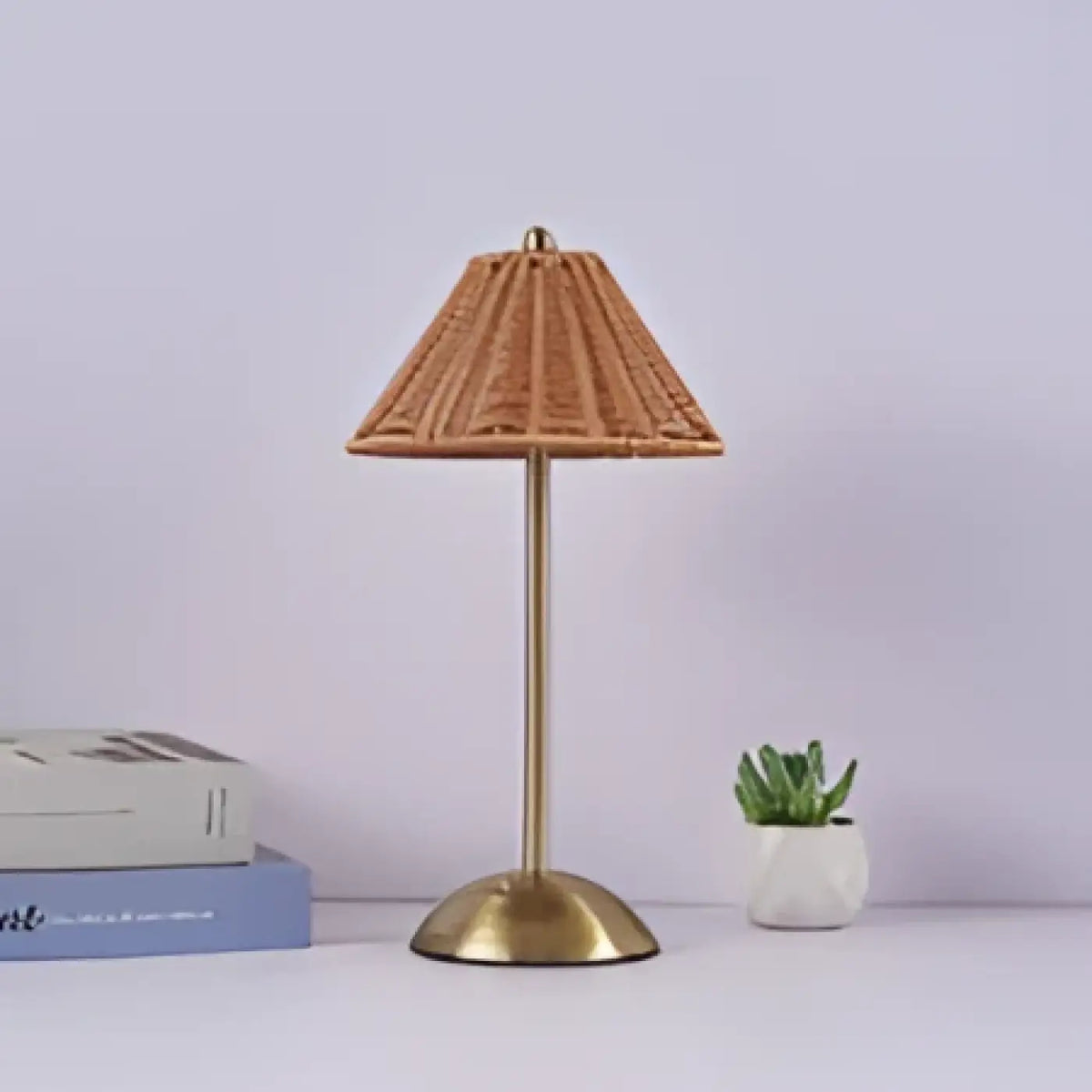 Lampe en rotin tressé, abat-jour conique et pied doré