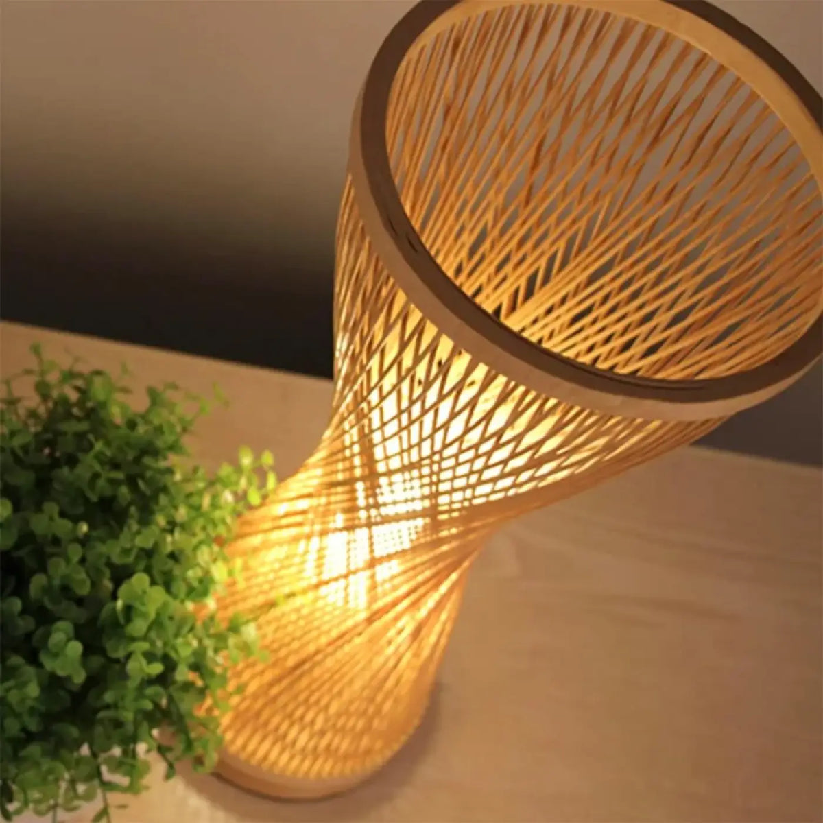 Lampe de chevet en rotin tressé, silhouette torsadée