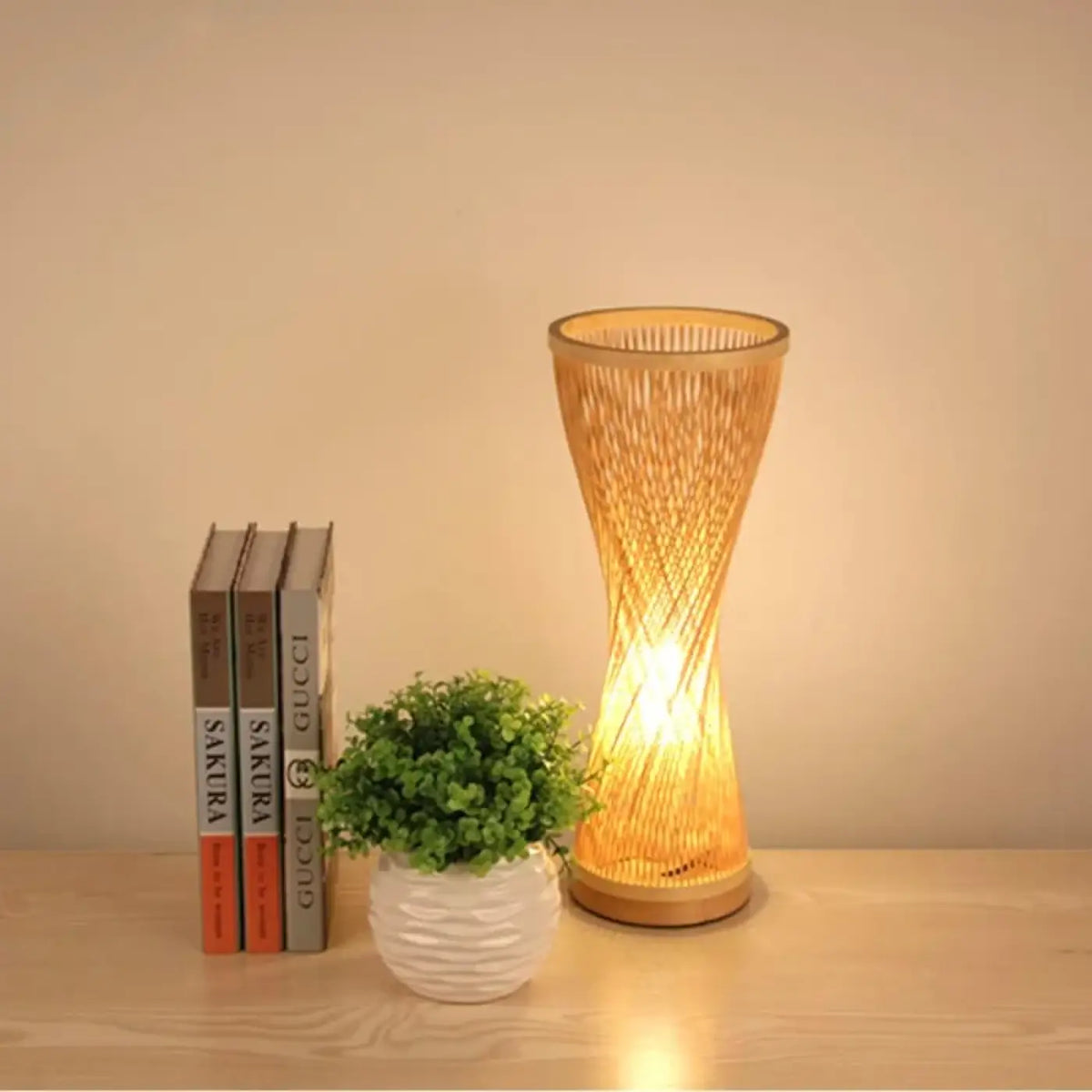 Lampe de chevet en rotin tressé, silhouette torsadée