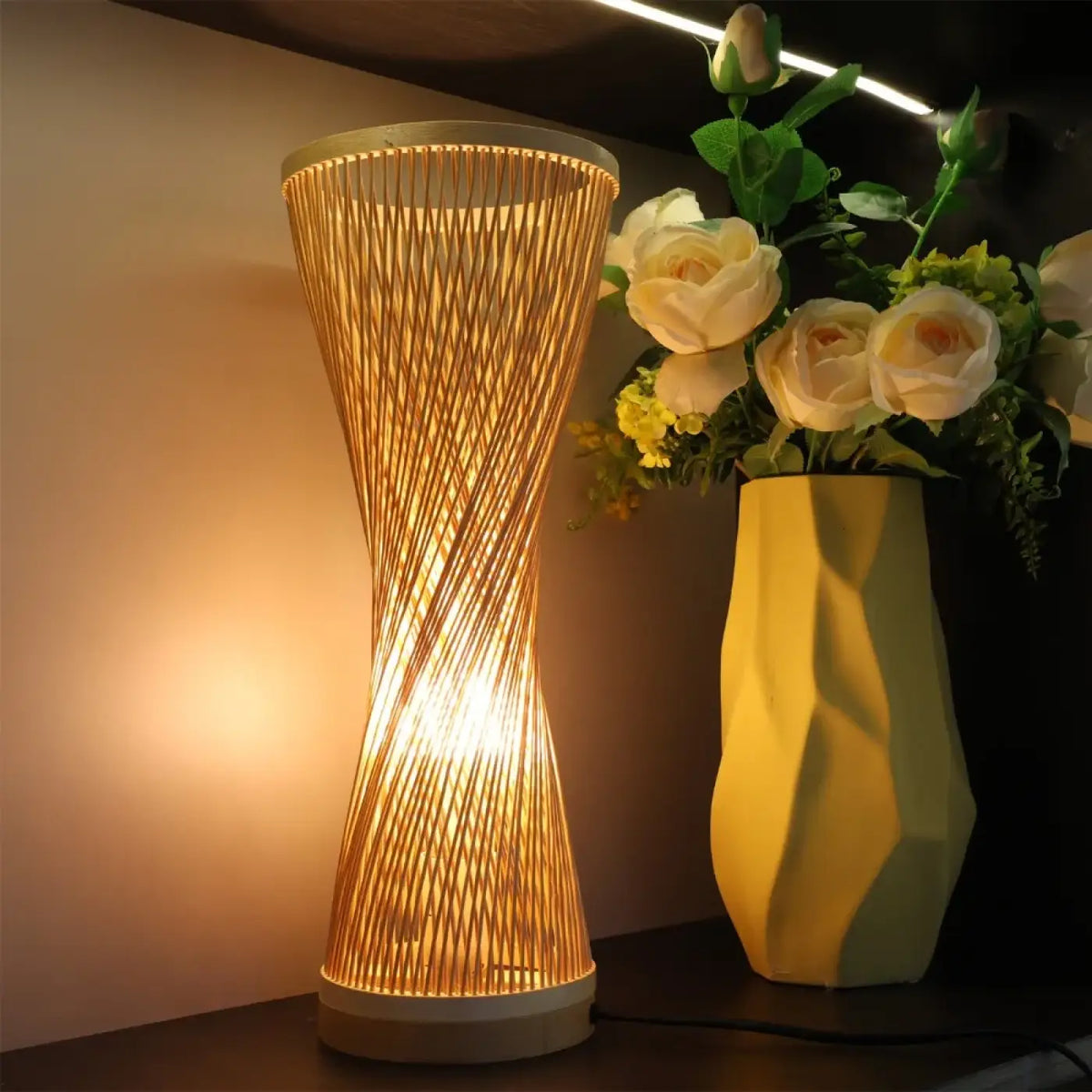 Lampe de chevet en rotin tressé, silhouette torsadée