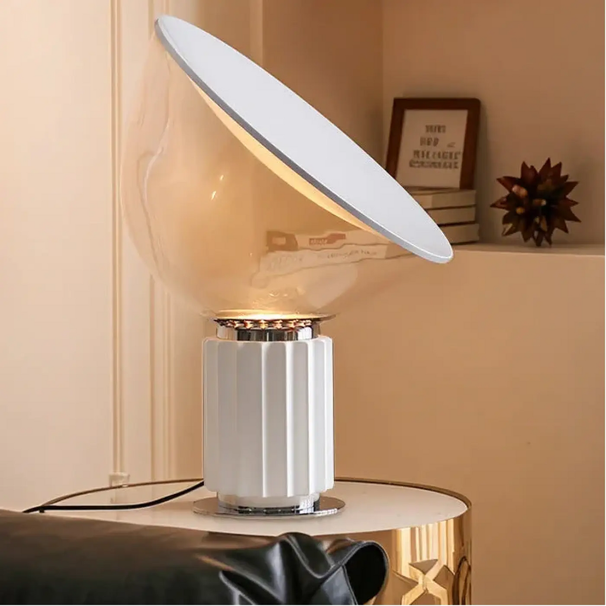 Lampe à poser à abat-jour incliné et base striée, cinq coloris, blanc