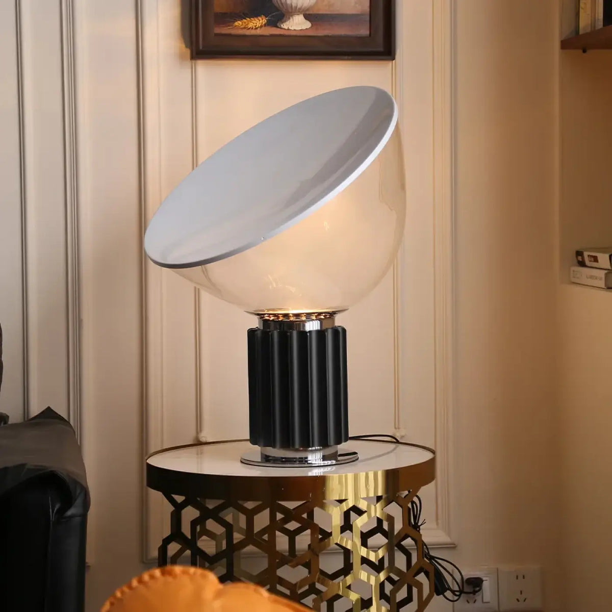 Lampe à poser à abat-jour incliné et base striée, cinq coloris