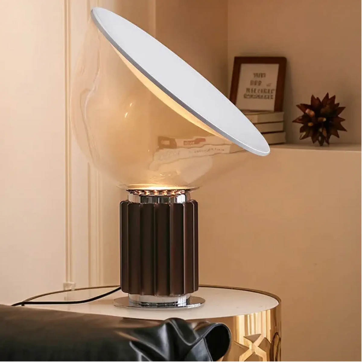 Lampe à poser à abat-jour incliné et base striée, cinq coloris, marron