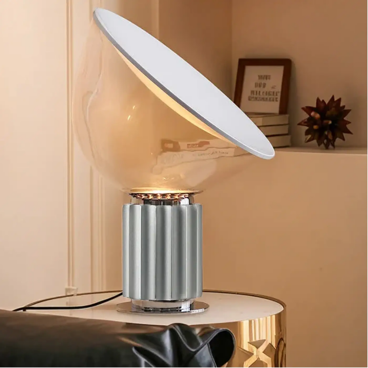 Lampe à poser à abat-jour incliné et base striée, cinq coloris, gris