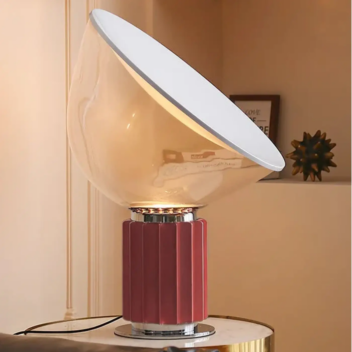 Lampe à poser à abat-jour incliné et base striée, cinq coloris, rose
