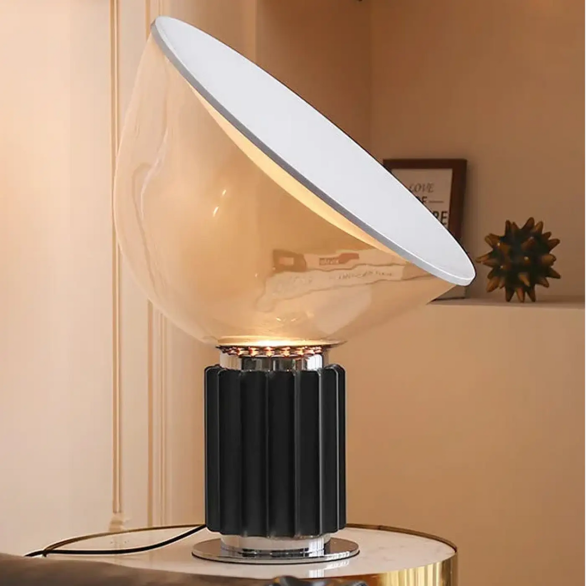 Lampe à poser à abat-jour incliné et base striée, cinq coloris, noir