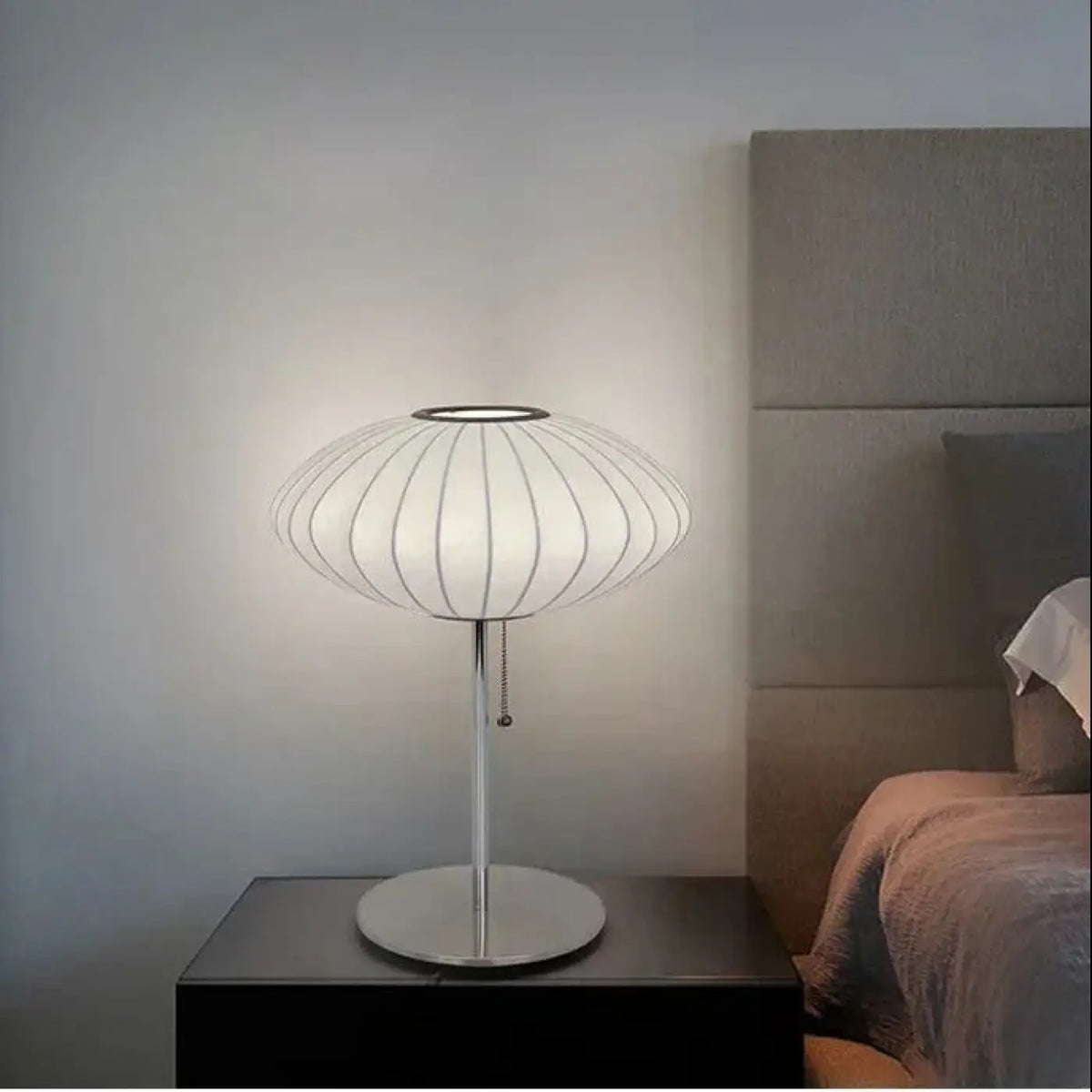 Lampe à poser à abat-jour ondulé et pied en métal, quatre modèles