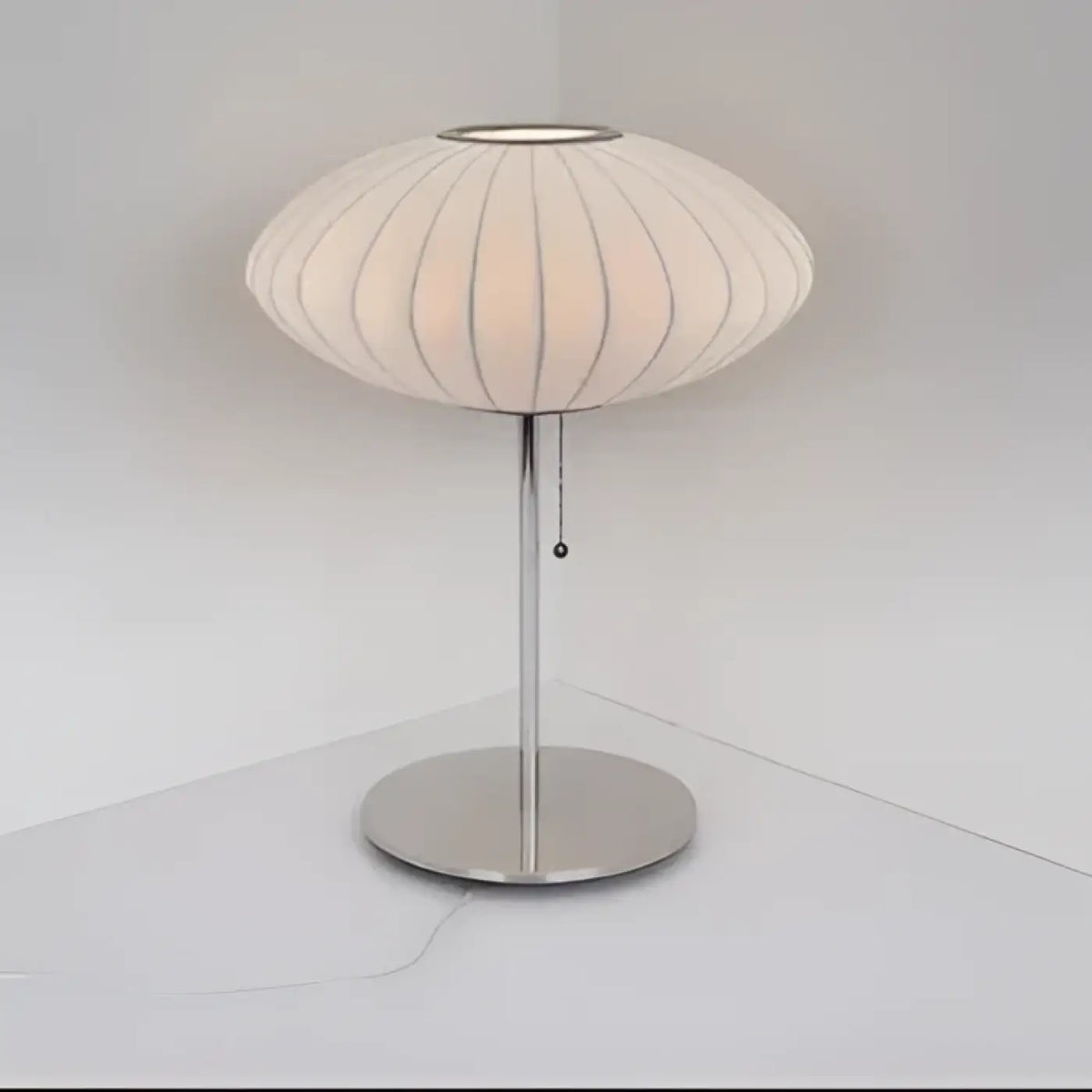 Lampe à poser à abat-jour ondulé et pied en métal, quatre modèles