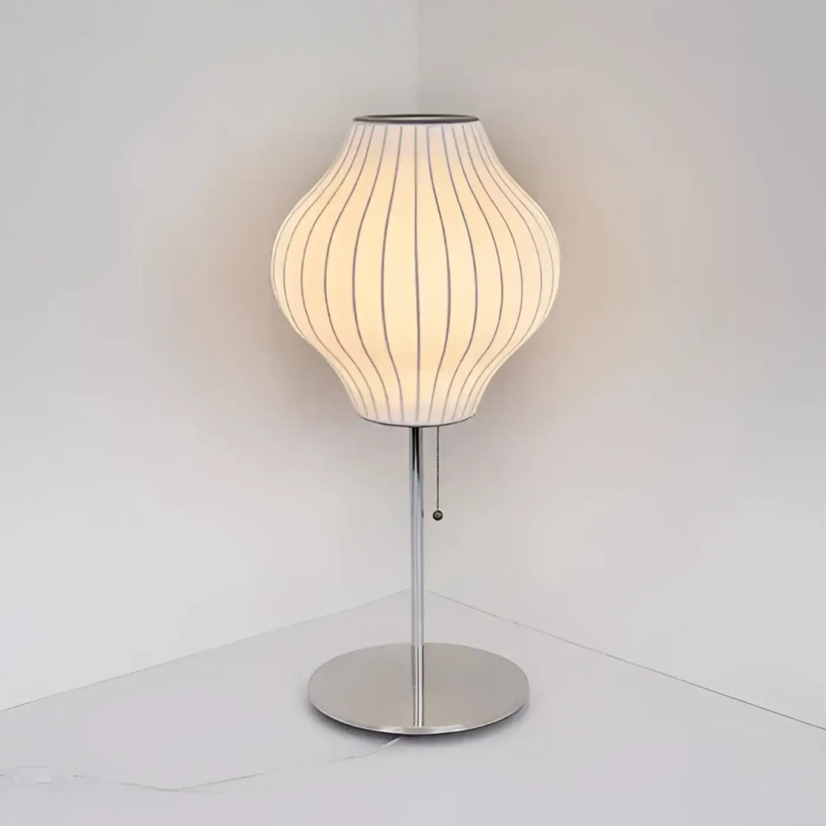 Lampe à poser à abat-jour ondulé et pied en métal, quatre modèles