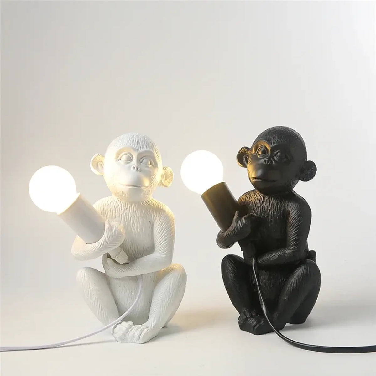 Lampe singe assis à lumière intégrée, blanc, doré ou noir