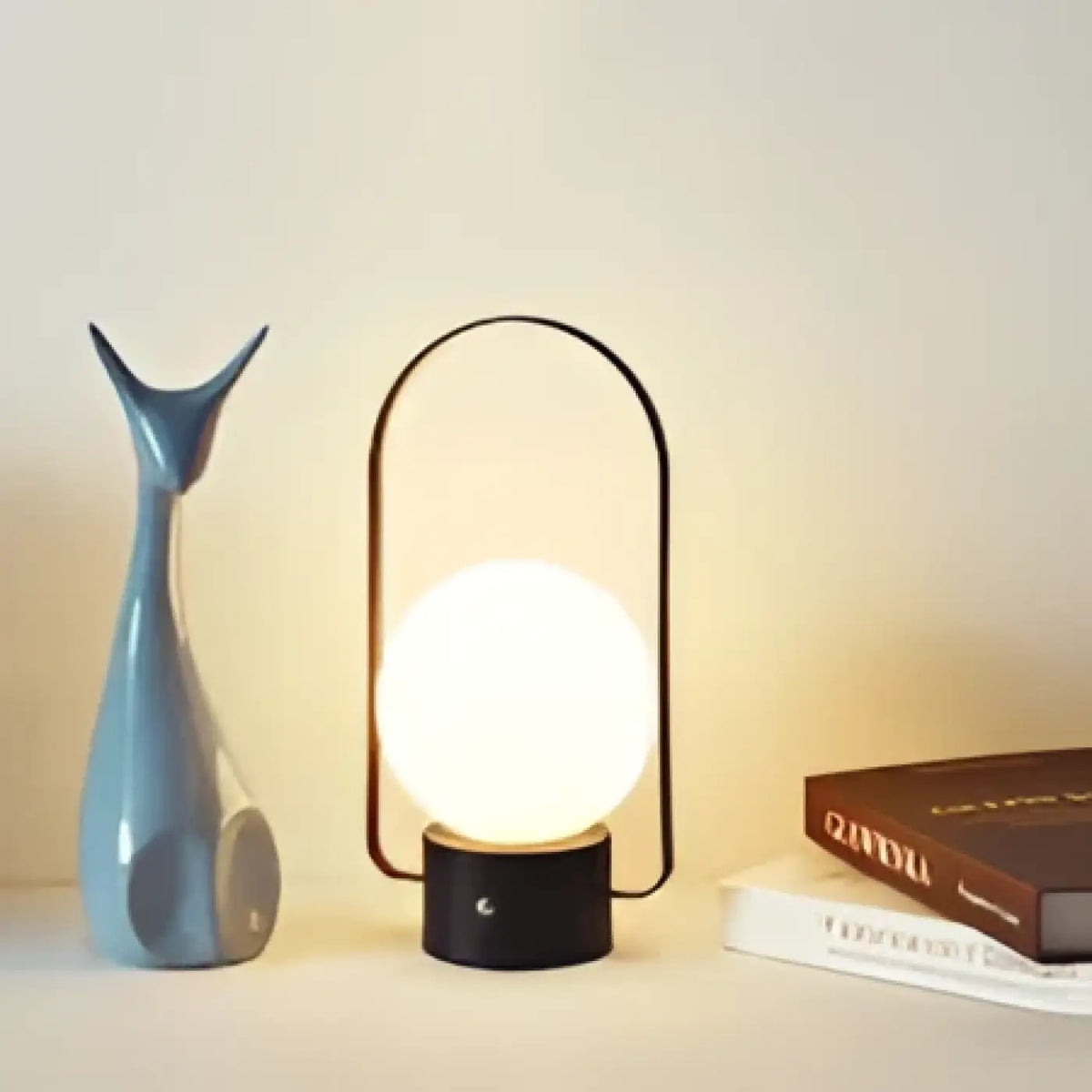 Lampe à poser sphère lumineuse sous arche métallique