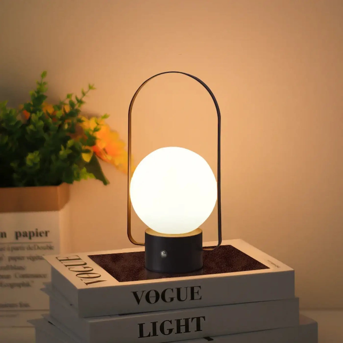 Lampe à poser sphère lumineuse sous arche métallique