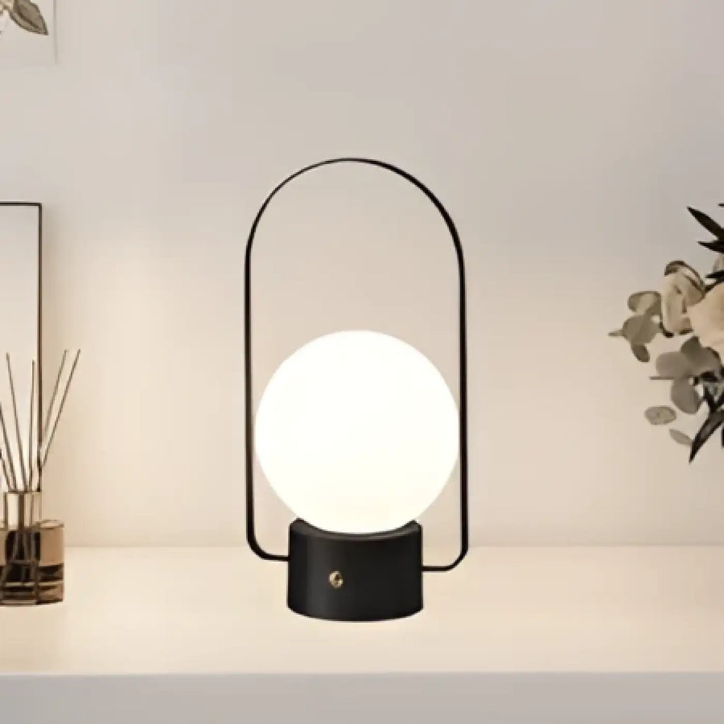 Lampe à poser sphère lumineuse sous arche métallique